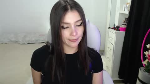 Melannie online show from October 2025 07:01:02 PM