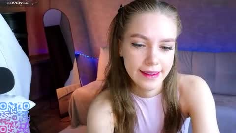 Melee Eva - Thumbs Up please  online show from April 2026 07:28:02 AM