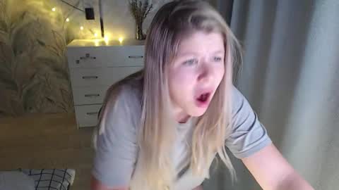 Melissa  Ray online show from October 2025 06:05:02 PM