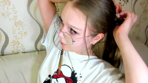 MelMooon online show from September 2025 07:14:02 PM