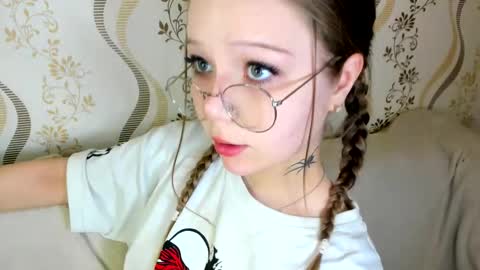 MelMooon online show from September 2025 07:04:01 PM