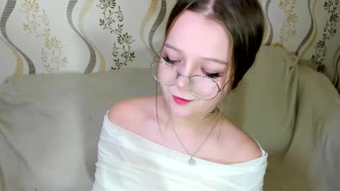 MelMooon online show from December 2025 06:31:01 AM