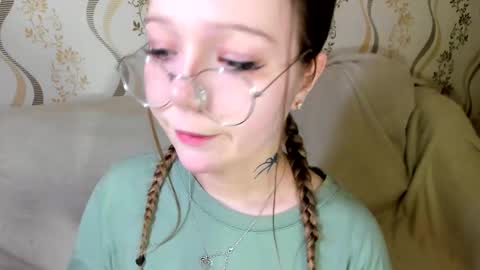 MelMooon online show from December 2025 08:10:01 AM