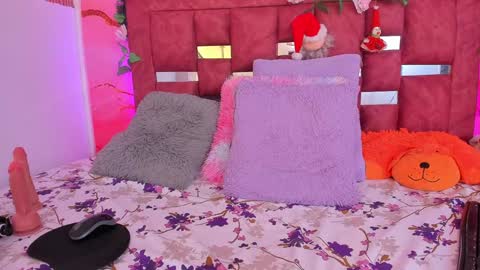 Snapshot of melody_paris chatting on December 2024 02:00:01 PM Mixie online show from December 2024 02:00:01 PM