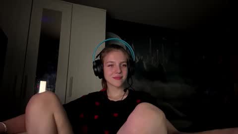 Hi Im Aria 18 years old online show from October 2025 12:25:01 PM