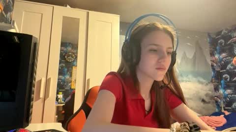 Hi Im Aria 18 years old online show from October 2025 12:39:01 PM