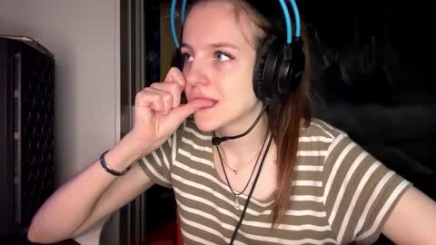 Hi Im Aria 18 years old online show from November 2025 01:45:01 PM