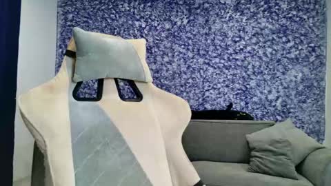 Mia online show from April 2026 04:46:02 AM