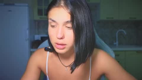 Mia online show from September 2025 07:27:01 PM