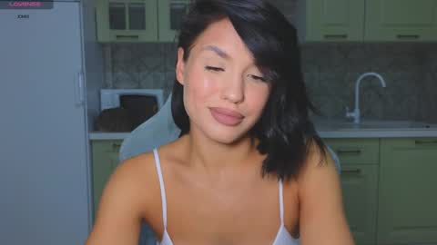 Mia online show from October 2025 10:05:01 PM