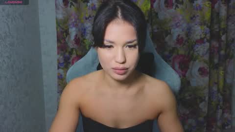 Mia online show from October 2025 08:10:01 PM