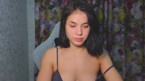 Mia online show from November 2025 07:34:02 PM