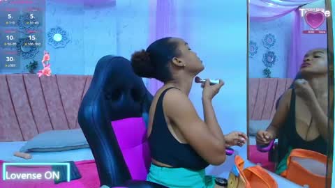 Snapshot of mia__thomson_ chatting on May 2026 01:07:02 PM MIA online show from May 2026 01:07:02 PM