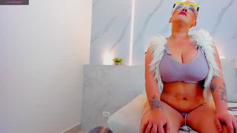 Mia  online show from January 2025 12:05:01 PM