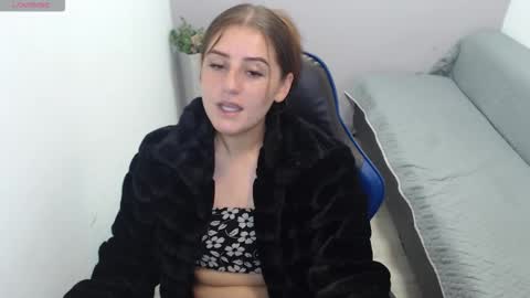 Mia online show from October 2025 02:14:02 PM