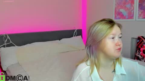 Mia online show from October 2025 02:44:01 AM