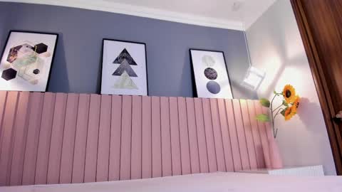 Mia  online show from April 2026 12:17:02 PM