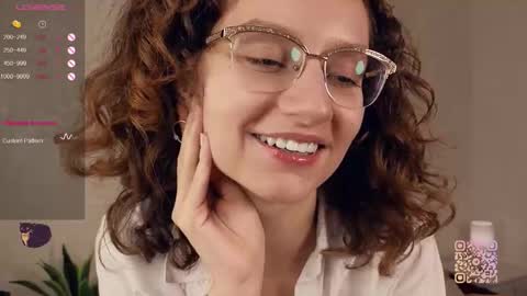 Snapshot of mia_frizz chatting on September 2025 04:10:02 PM Mia online show from September 2025 04:10:02 PM