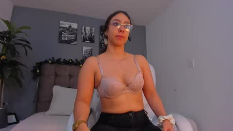 mia_honey23 online show from December 2025 12:14:02 PM