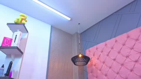 Mia online show from April 2026 01:11:01 PM