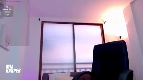 Mia online show from November 2025 09:24:01 PM