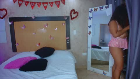 MIALOPEZ      .     Y      .      online show from February 2026 09:25:02 PM