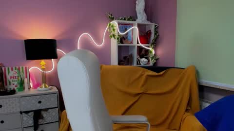 Mia online show from November 2025 07:40:01 AM