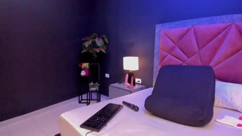 MIA  online show from April 2026 06:32:02 PM