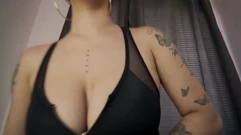 mia independent model online show from October 2025 02:14:01 PM