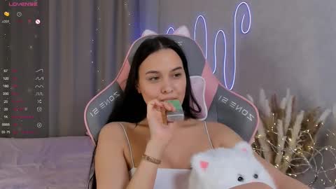 Mia online show from February 2025 03:30:01 PM