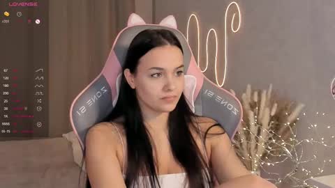 Mia online show from February 2025 12:13:02 PM