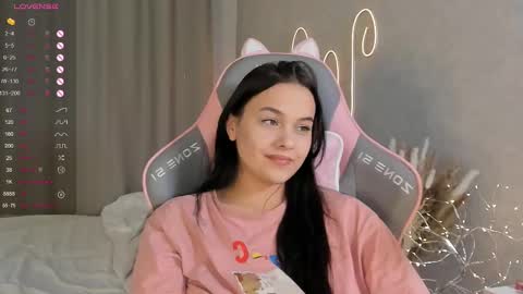 Mia online show from February 2025 12:03:02 PM
