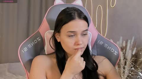 Mia online show from March 2025 04:56:02 PM