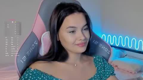 Mia online show from September 2025 02:17:01 PM