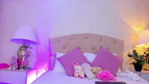 mia montess online show from April 2026 01:03:02 PM