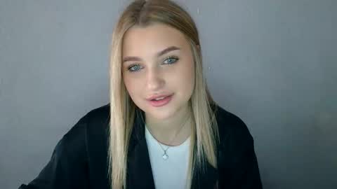 Mia online show from September 2025 12:05:02 PM