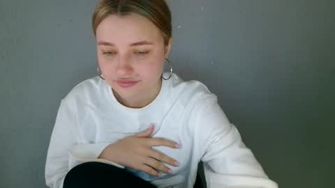 Mia online show from September 2025 10:04:01 AM