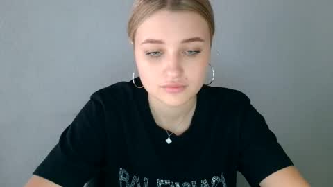 Mia online show from September 2025 10:03:02 AM