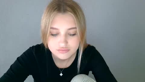 Mia online show from September 2025 12:16:01 PM