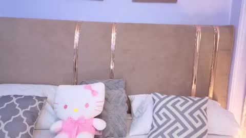 Snapshot of mia_naive chatting on June 2026 12:53:02 PM Mia online show from June 2026 12:53:02 PM