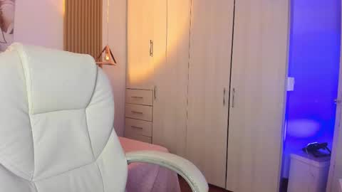 Mia Nevaeh - follow me online show from October 2025 09:17:02 PM