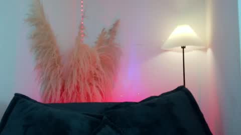 Mia online show from April 2026 07:58:02 PM