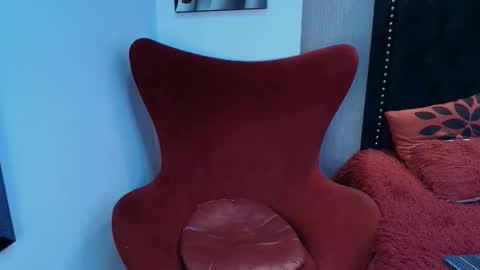 Mia online show from December 2025 05:12:02 AM