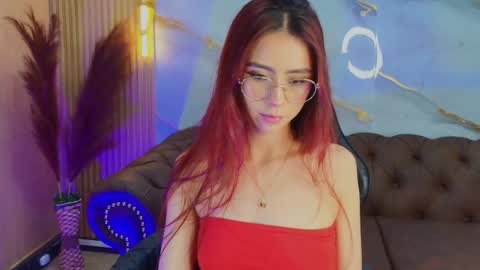 Mia online show from October 2025 01:20:01 PM