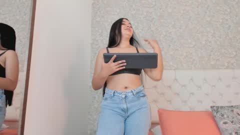 Mia online show from September 2025 11:46:02 AM