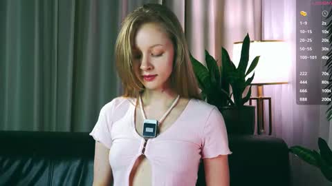 Mia online show from October 2025 04:06:02 PM