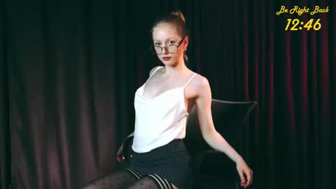 Mia online show from November 2025 11:47:02 AM