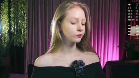 Mia online show from December 2025 02:58:02 PM