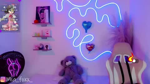 Mia online show from February 2025 12:25:01 AM