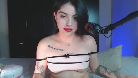 Mia  online show from September 2025 09:28:02 PM